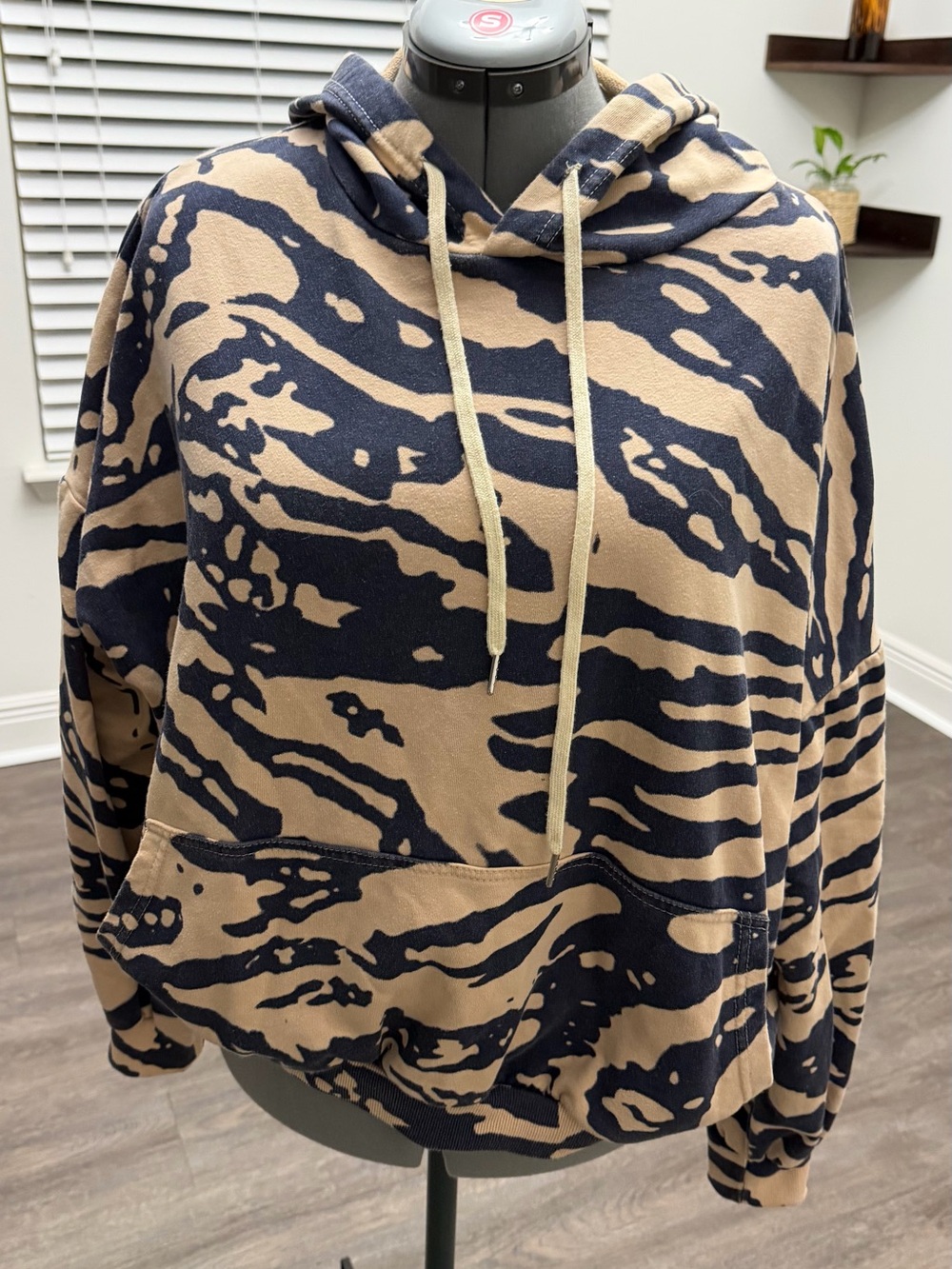 Adika Women’s Oversized Zebra Print Hoodie Size S Tan & Navy Pullover